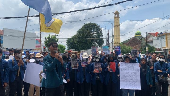 2844E55123-09C1-449C-8861-05AAC322B711