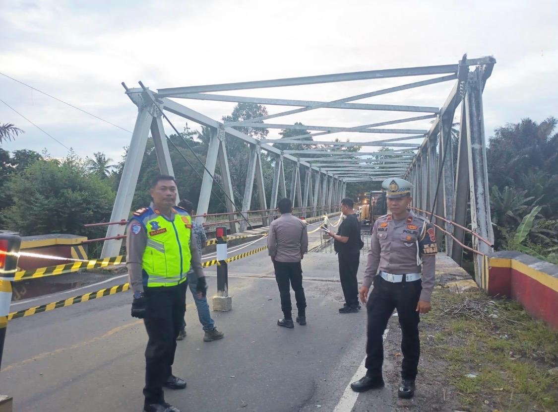 Perbaikan Jembatan Way Giham, Polres Way Kanan Bersama Stakeholder dan Warga Himbau Pengendara Berhati Hati dan Batas Angkutan Mak 28 Ton